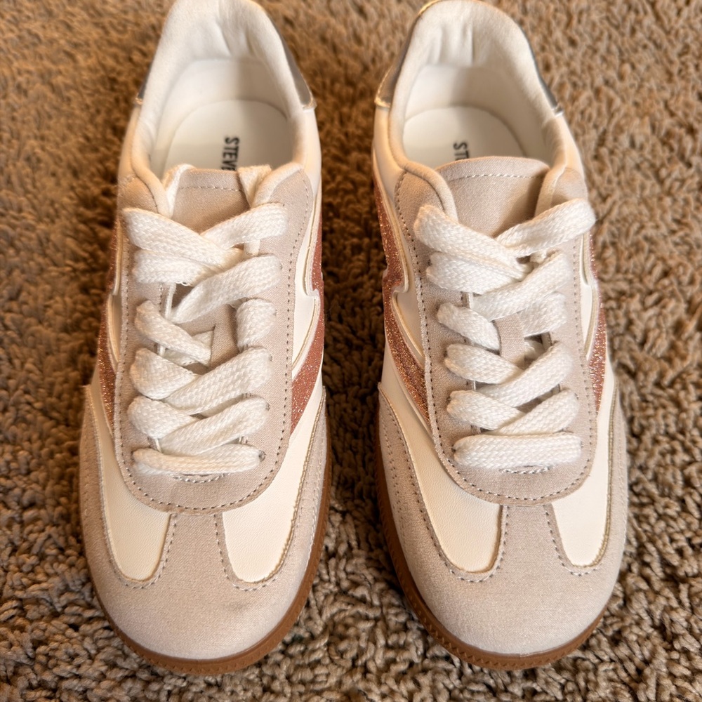 Steve Madden Kids Sneakers in Cream and Tan